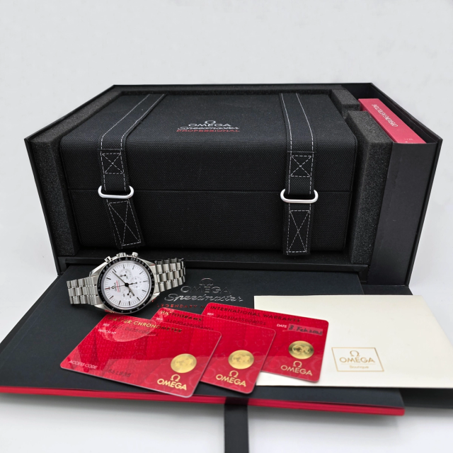 Omega Speedmaster Ref. 310.30.42.50.04.001 — pre-owned luxury watch at Pertempus, view 2