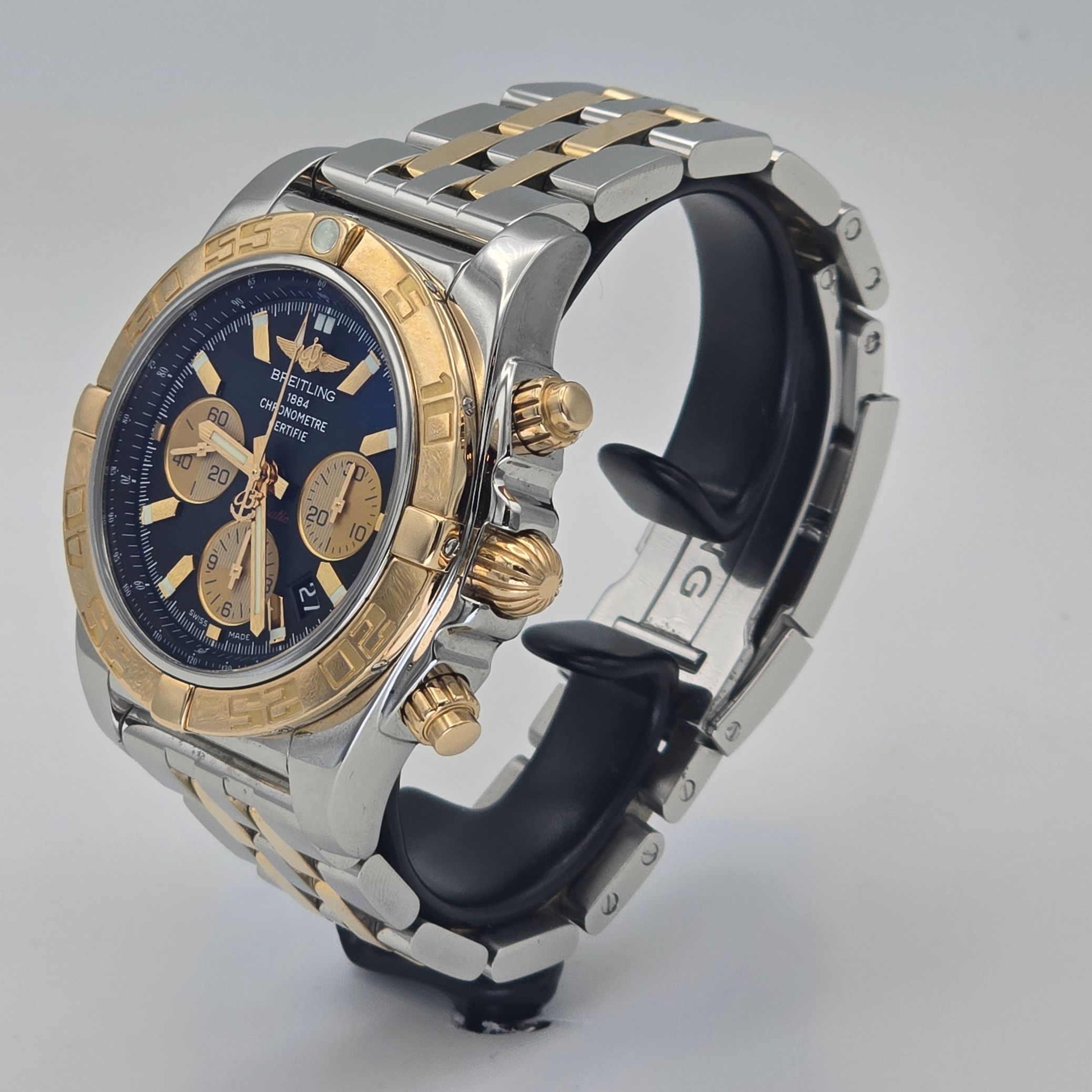 Breitling Chronomat 44 Ref. CB011012 — pre-owned luxury watch at Pertempus, view 3
