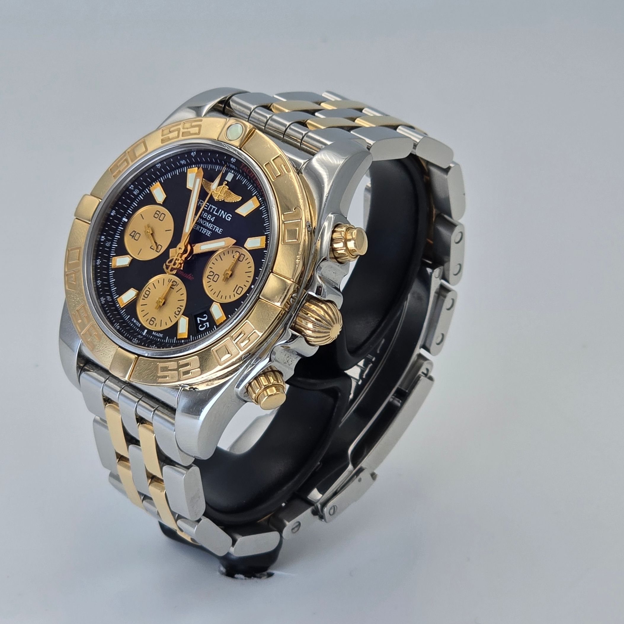 Breitling Chronomat 41 S&G Ref. CB014012/BA53 — pre-owned luxury watch at Pertempus, view 4