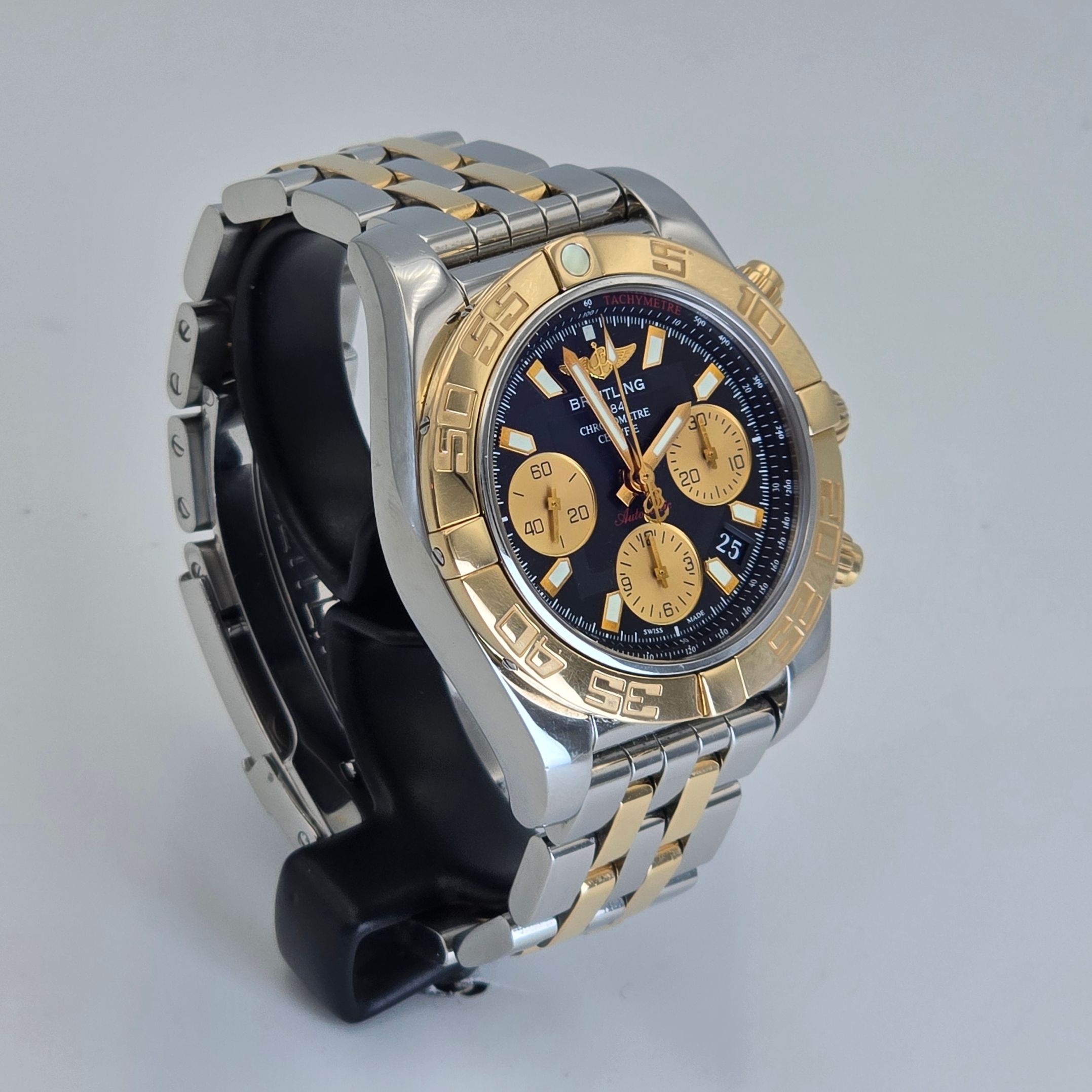 Breitling Chronomat 41 S&G Ref. CB014012/BA53 — pre-owned luxury watch at Pertempus, view 3