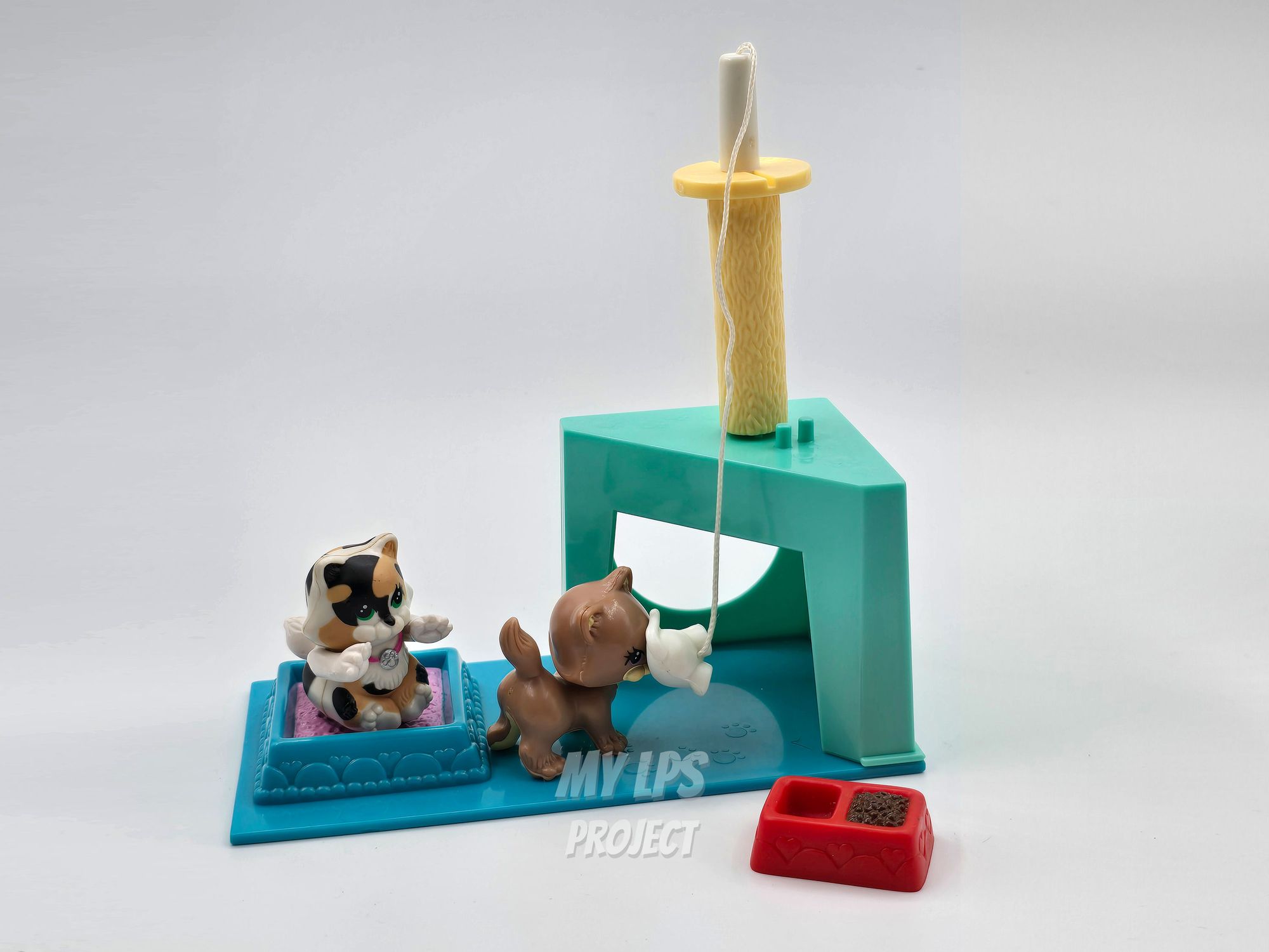 Detailed view of Charming Kittens with Funtime House