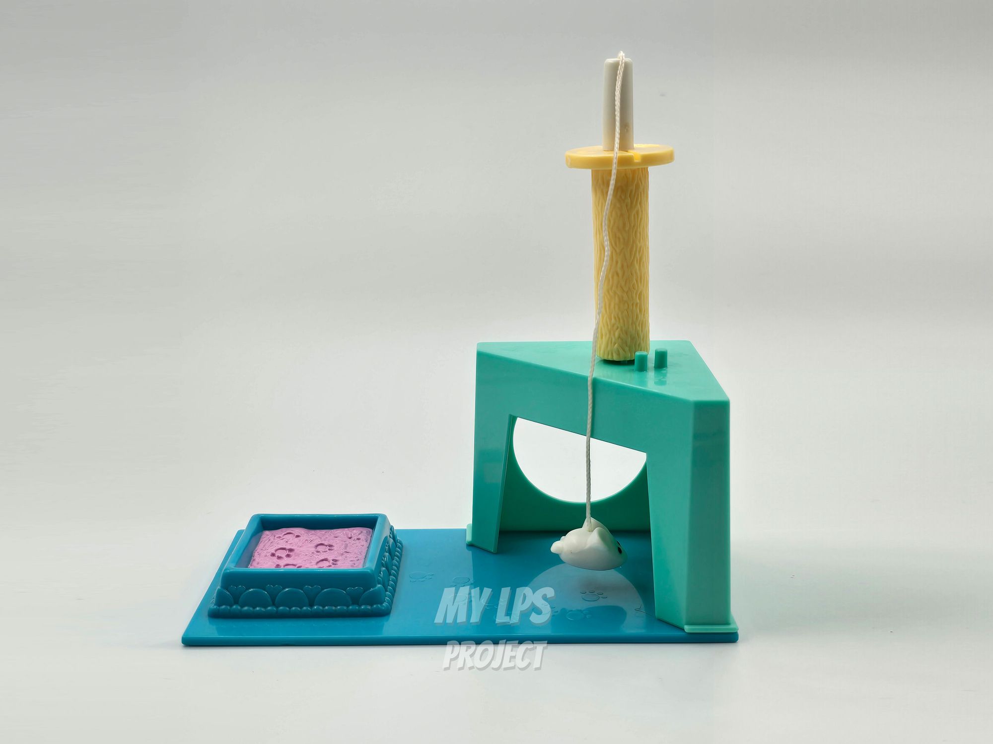 Detailed view of Charming Kittens with Funtime House