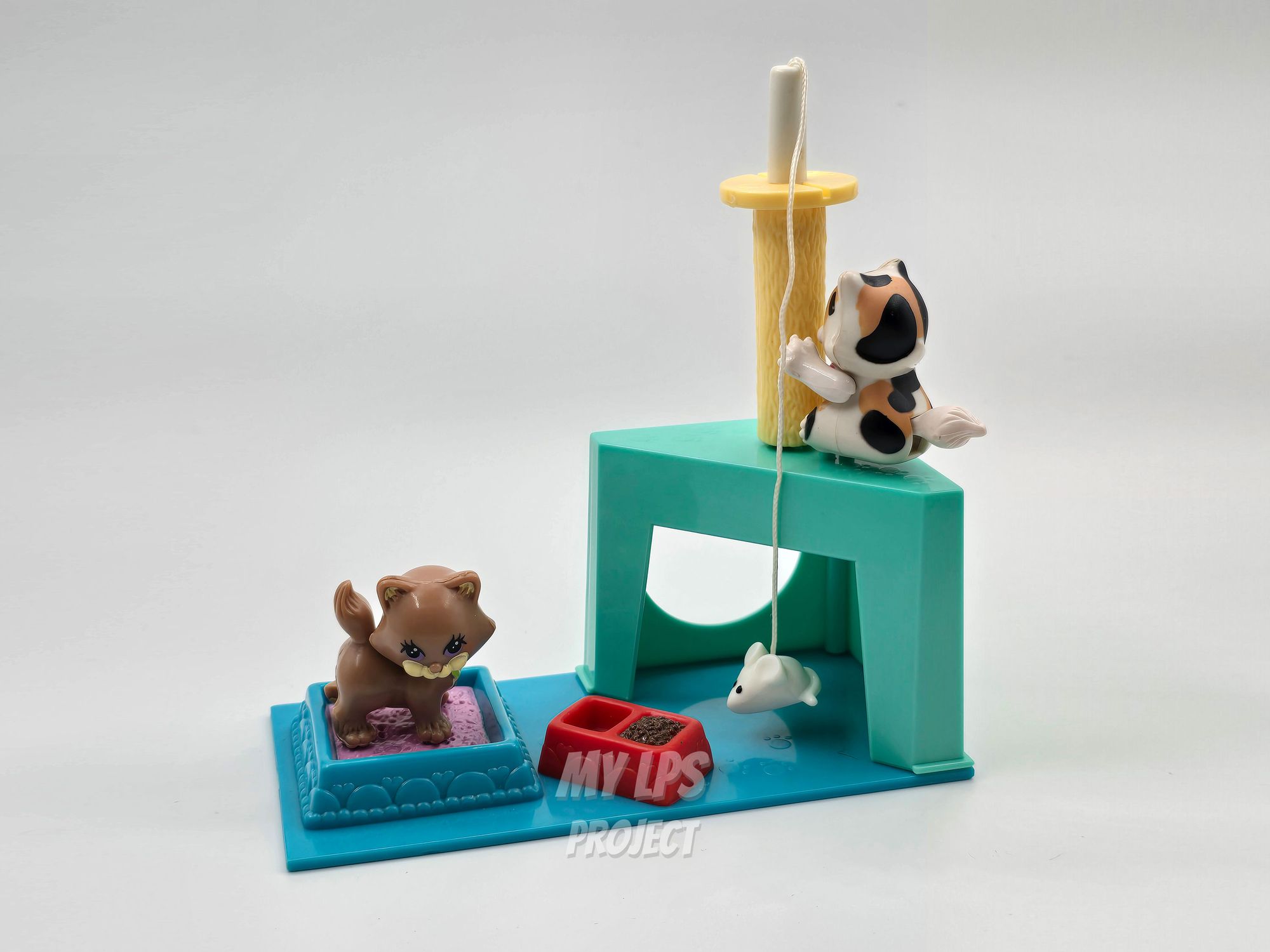 Detailed view of Charming Kittens with Funtime House