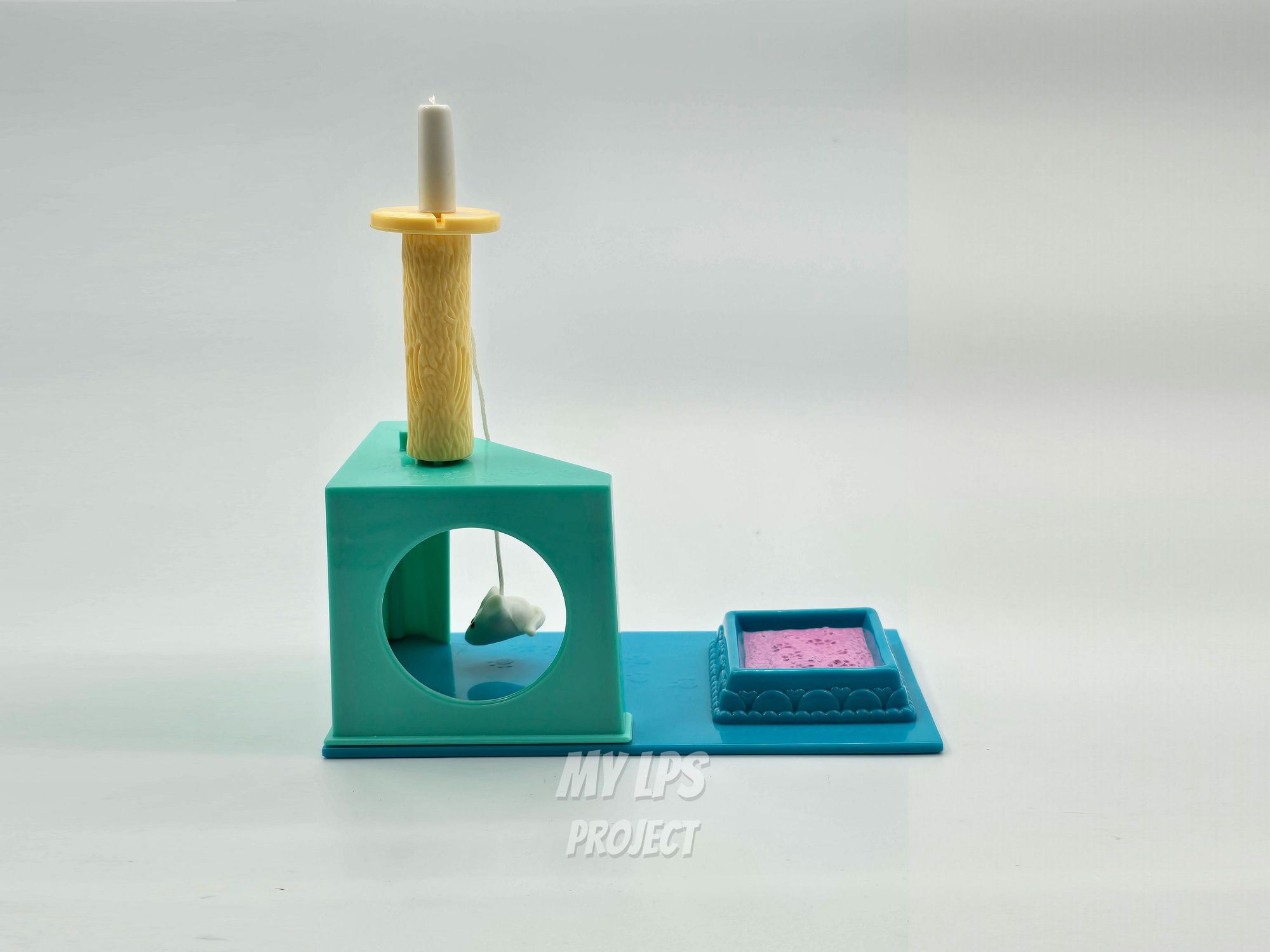Detailed view of Charming Kittens with Funtime House