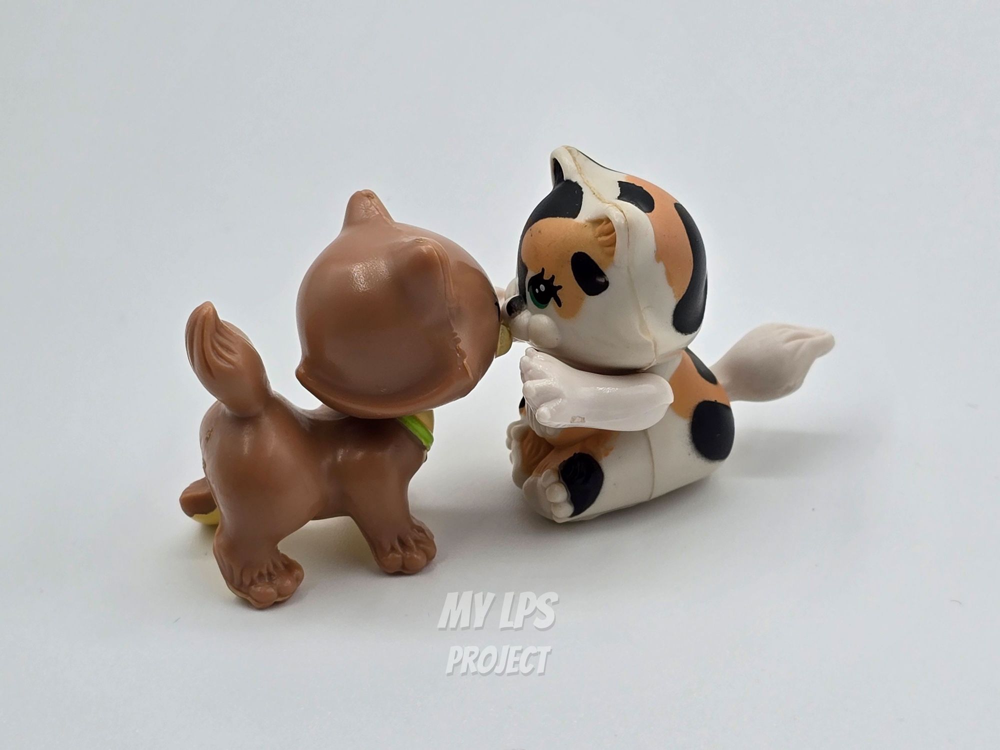 Detailed view of Charming Kittens with Funtime House