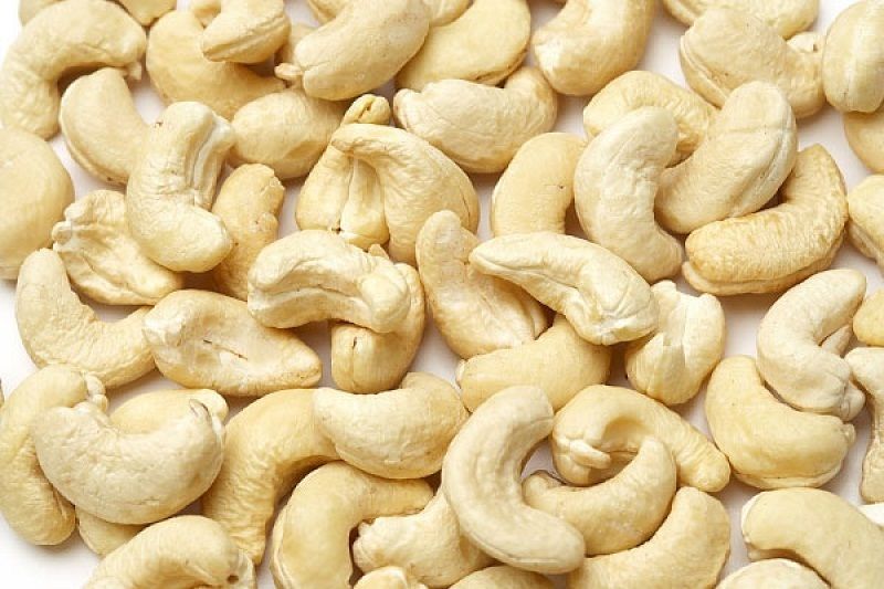 Raw cashew nuts