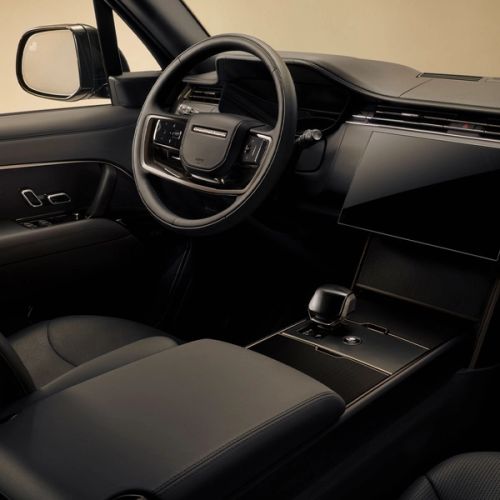 How to activate your 12-month rental - 12-month car rental allows you to use a premium vehicle for an extended period, with clear and structured management.
To activate the service, a credit card in the name of the contract holder, a valid ID, and a driving licence held for at least 3 years are required.
A dedicated consultant defines duration, mileage, and configuration based on your operational needs.