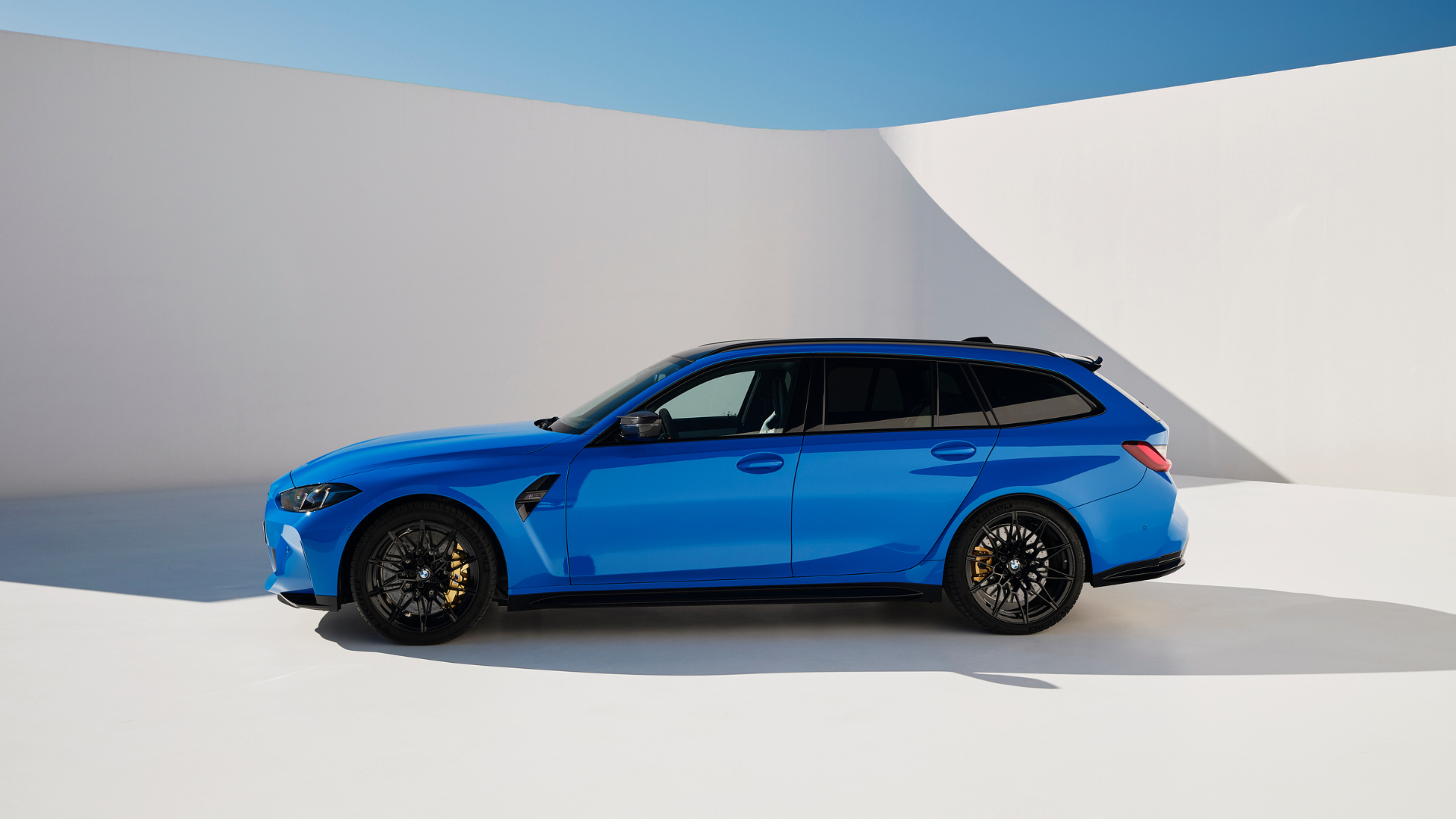 BMW M3: potenza e stile per chi ama la guida senza compromessi - Performance, controllo e versatilità si incontrano in una delle berline sportive più iconiche di sempre, pensata per trasformare ogni viaggio in un’esperienza di guida autentica.
