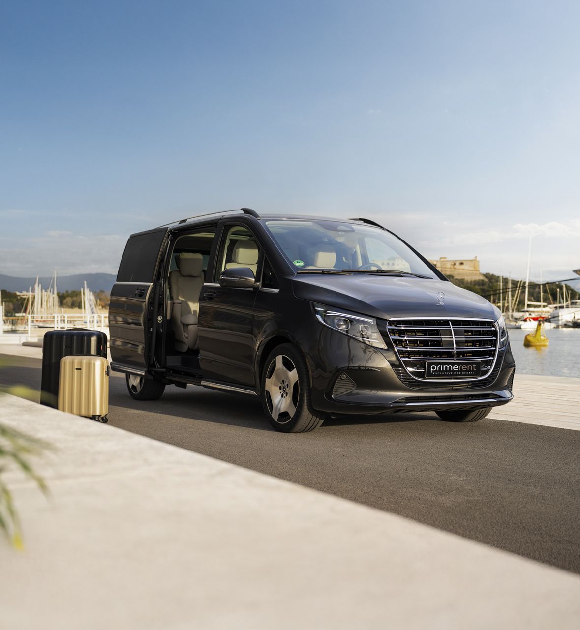 Rent Luxury Vans - High-end vans available with a flexible rental formula and a guaranteed model, ideal for groups and executive use.