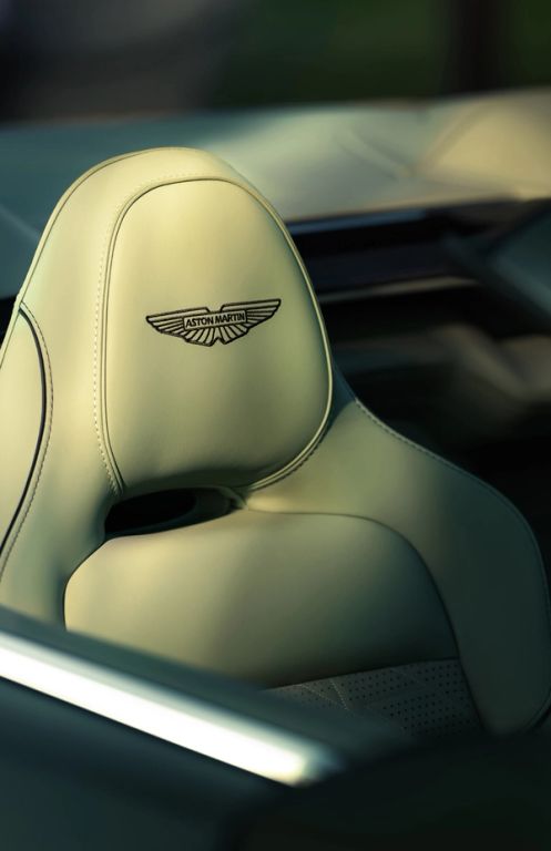 Noleggia Aston Martin - SUV e vetture sportive britanniche disponibili a breve e medio termine, con configurazione garantita e servizio dedicato.