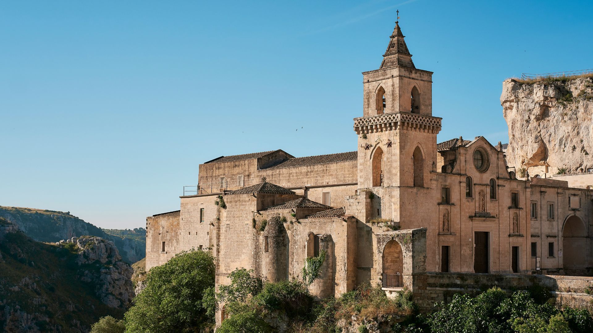 Matera in a Range Rover Sport: a journey through time, driving in the present - Between the Sassi and the Murgia, an itinerary to experience at a slower pace, with comfort and the quiet presence of Range Rover Sport.
