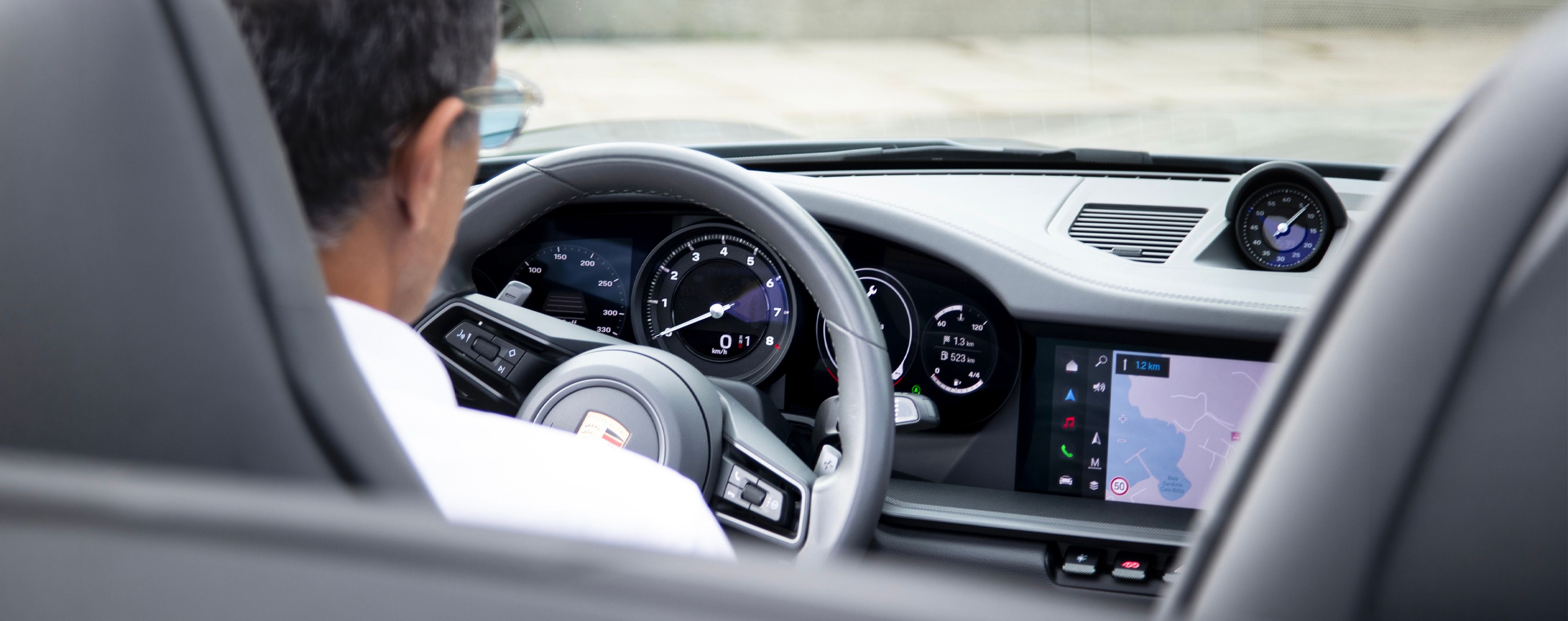 Premium mobility services for professionals and companies - A tailored approach, designed to meet your company’s needs.