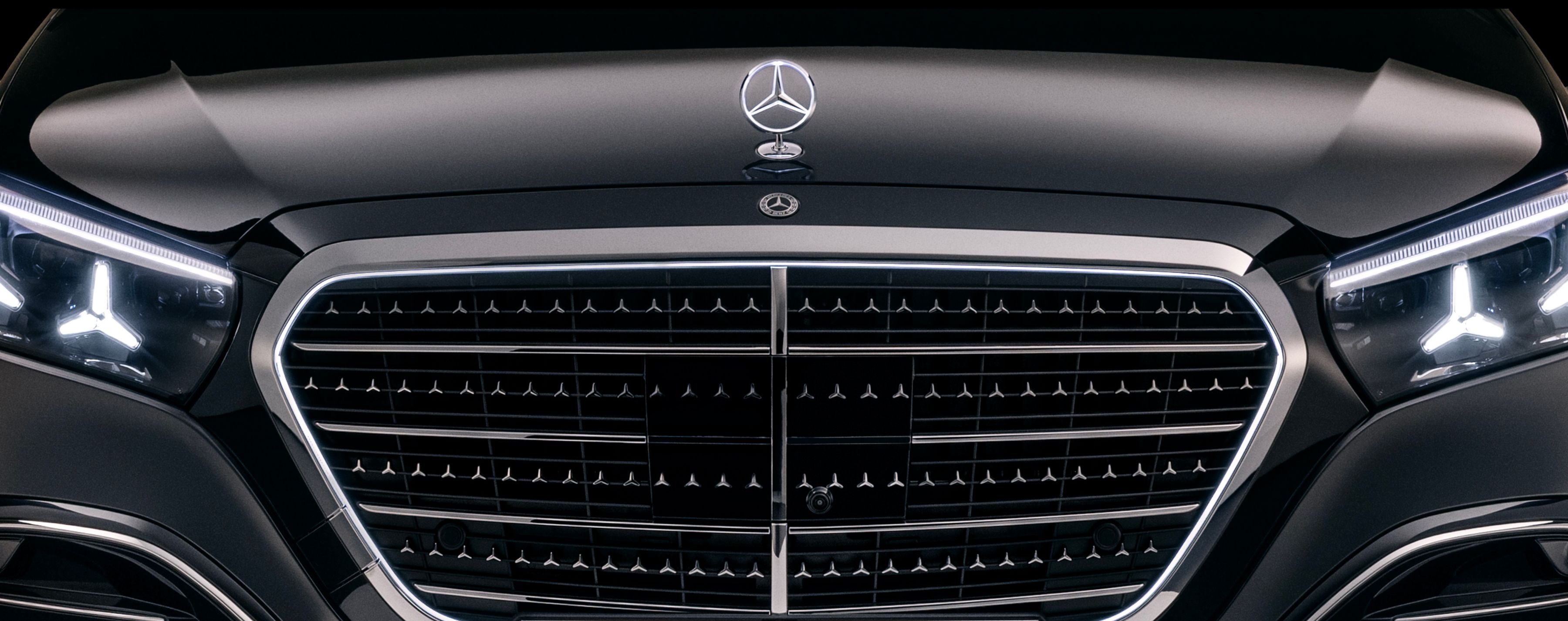 Noleggia Mercedes-Benz - Berline, SUV e versioni M disponibili con formula flessibile e configurazione garantita.