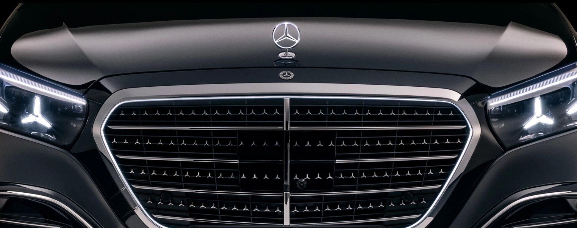 Noleggia Mercedes-Benz - Berline, SUV e versioni M disponibili con formula flessibile e configurazione garantita.