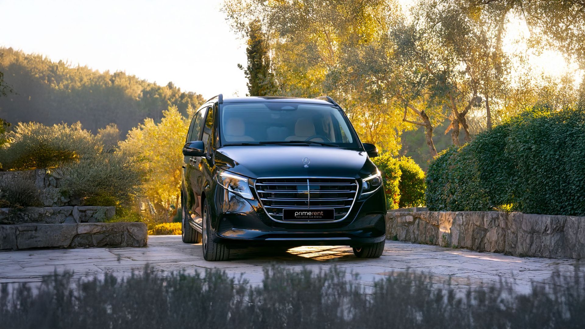 Mercedes V Class: il tour delle città italiane con tutto lo spazio che ti serve senza rinunciare all’eleganza - L’arte di viaggiare a bordo di un van esclusivo, tra itinerari iconici e comfort senza pari