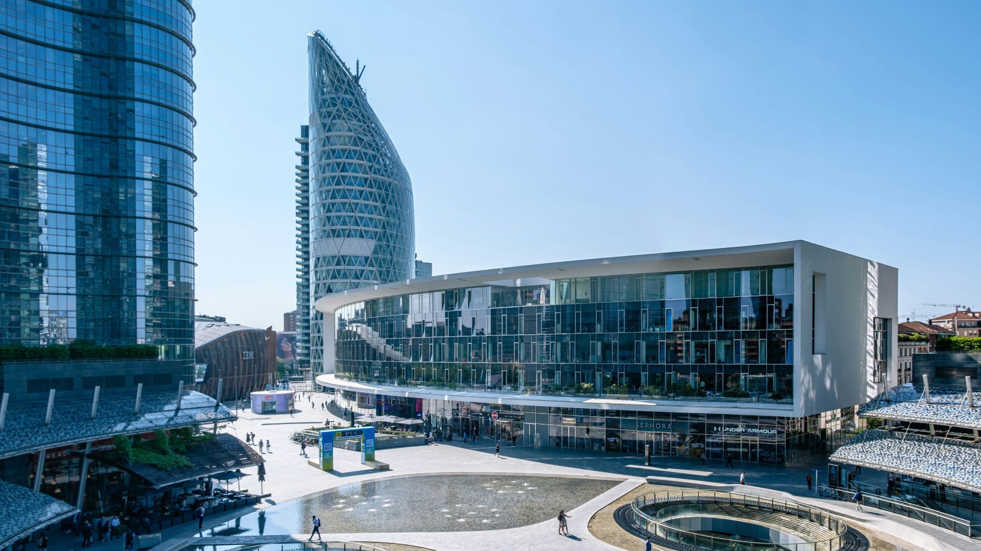 Cosa vedere a Milano in BMW X5 xDrive40d M Sport Pro: potenza, stile e libertà nella città che guarda al futuro - Un itinerario a Milano a bordo di BMW X5 xDrive40d M Sport Pro, tra architettura contemporanea, luoghi iconici, quartieri dinamici e la libertà di vivere la città con comfort, stile e controllo.
