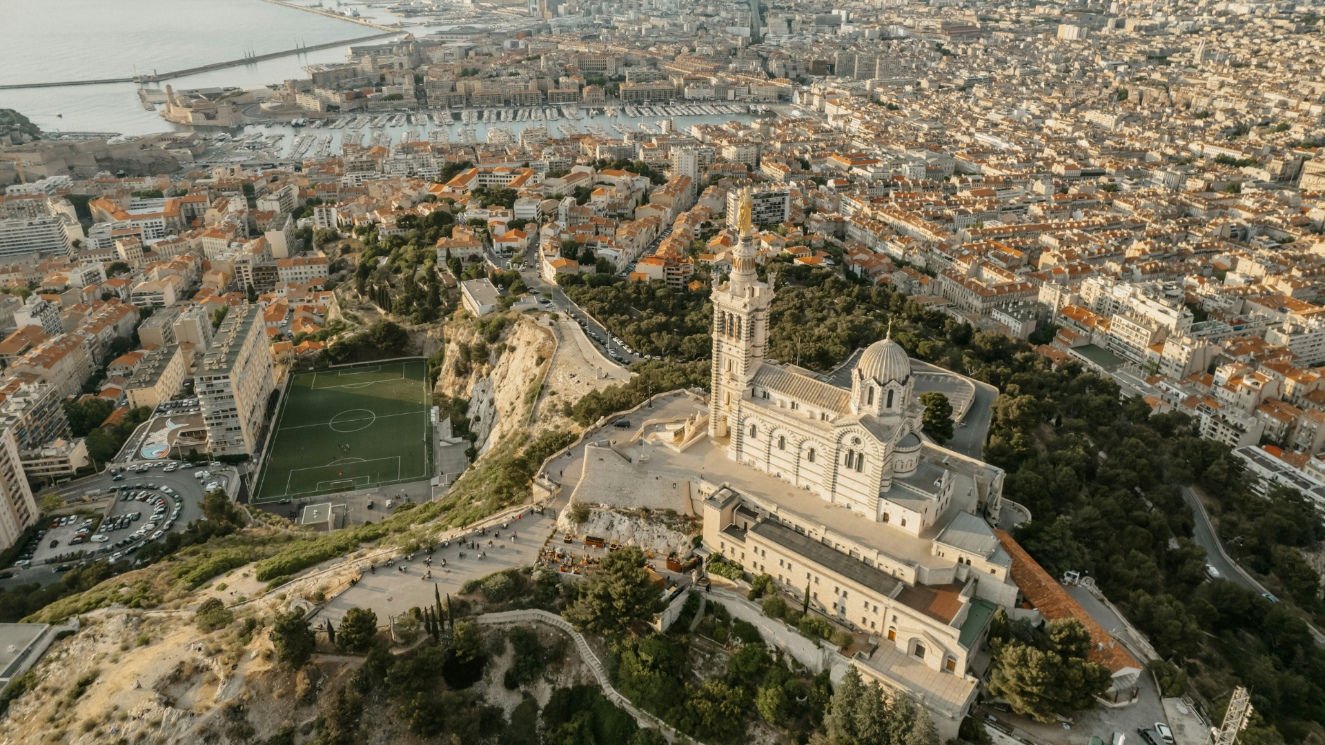 Cosa vedere a Marsiglia in auto: viaggio tra mare, cultura e panorami francesi - Un viaggio a Marsiglia tra quartieri storici, architettura contemporanea, strade panoramiche e acque turchesi, da vivere in auto con libertà, comfort e stile Primerent.