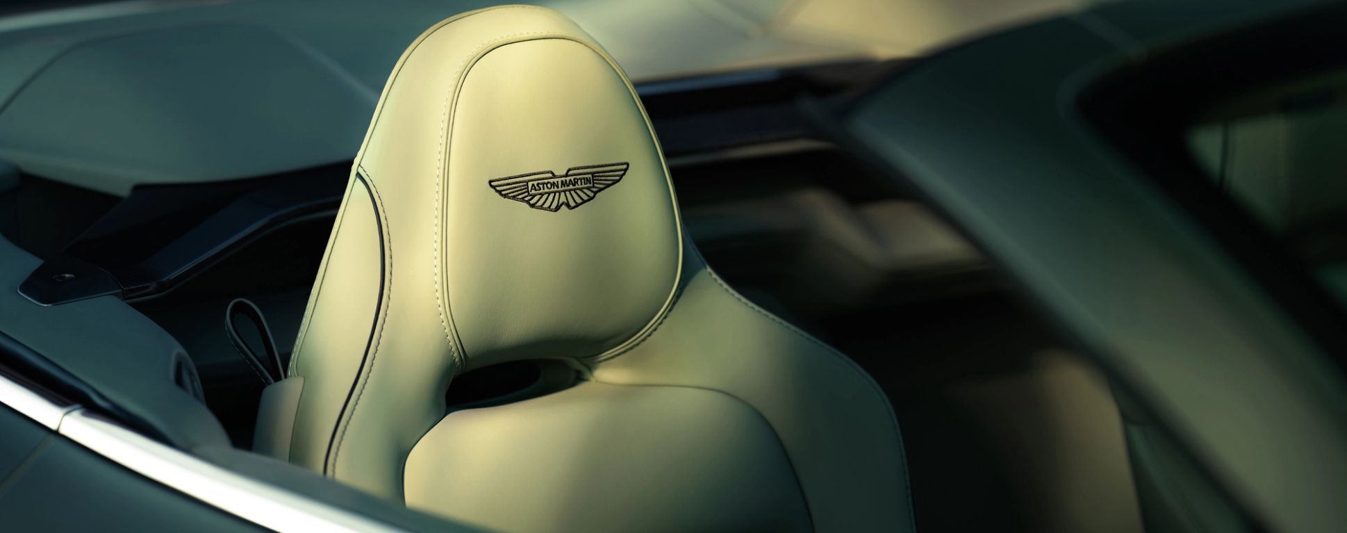 Noleggia Aston Martin - SUV e vetture sportive britanniche disponibili a breve e medio termine, con configurazione garantita e servizio dedicato.