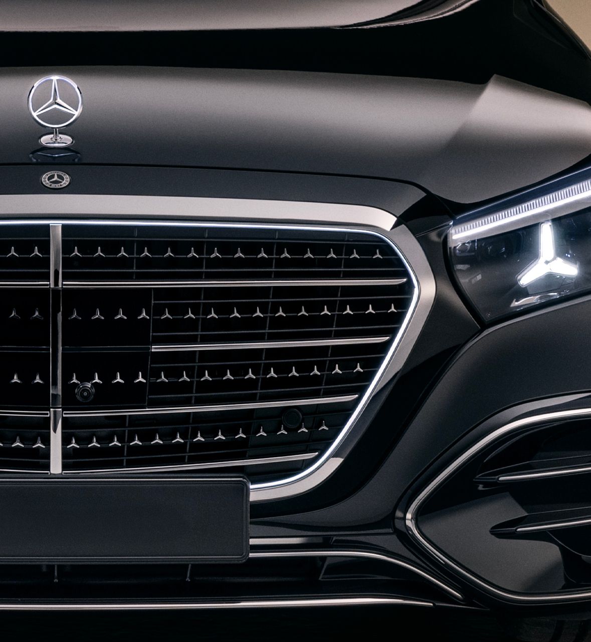 Noleggia Mercedes-Benz - Berline, SUV e versioni M disponibili con formula flessibile e configurazione garantita.