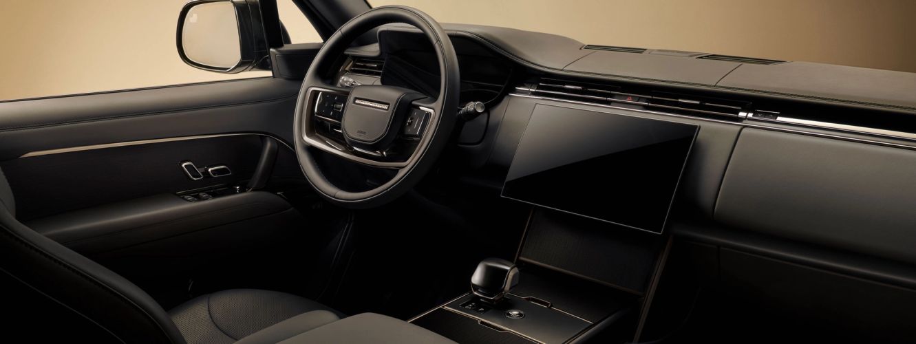 How to activate your 12-month rental - 12-month car rental allows you to use a premium vehicle for an extended period, with clear and structured management.
To activate the service, a credit card in the name of the contract holder, a valid ID, and a driving licence held for at least 3 years are required.
A dedicated consultant defines duration, mileage, and configuration based on your operational needs.