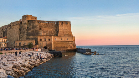 Cosa vedere a Napoli in auto: tra mare, arte e panorami senza tempo - Dal centro storico al lungomare, dalle vedute di Posillipo e del Vomero fino agli itinerari verso Pompei, Sorrento e il Vesuvio: Napoli offre un viaggio ricco di arte, cultura e paesaggi mediterranei. Scopri la città e i suoi dintorni in auto, con la libertà e il comfort di un’esperienza firmata Primerent.