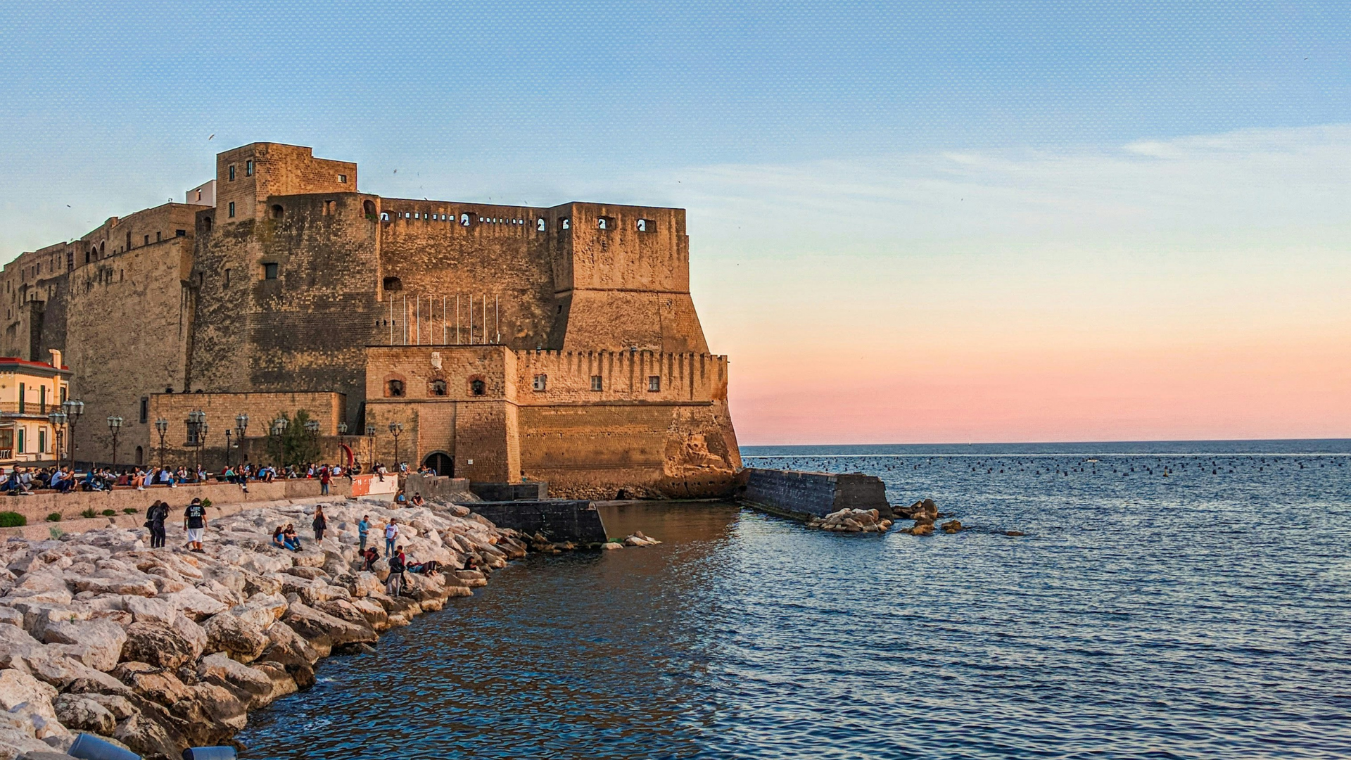 Cosa vedere a Napoli in auto: tra mare, arte e panorami senza tempo - Un itinerario tra arte, panorami sul Golfo e sapori autentici, per scoprire Napoli e i suoi dintorni seguendo il proprio ritmo.