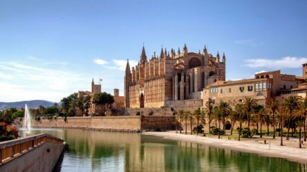 What to see in Mallorca by car: an itinerary between sea, nature and Mediterranean design - An itinerary through Mallorca, from Palma to the Serra de Tramuntana and the crystal-clear waters of the southern coast, to experience the island by car with freedom, comfort and Primerent style.