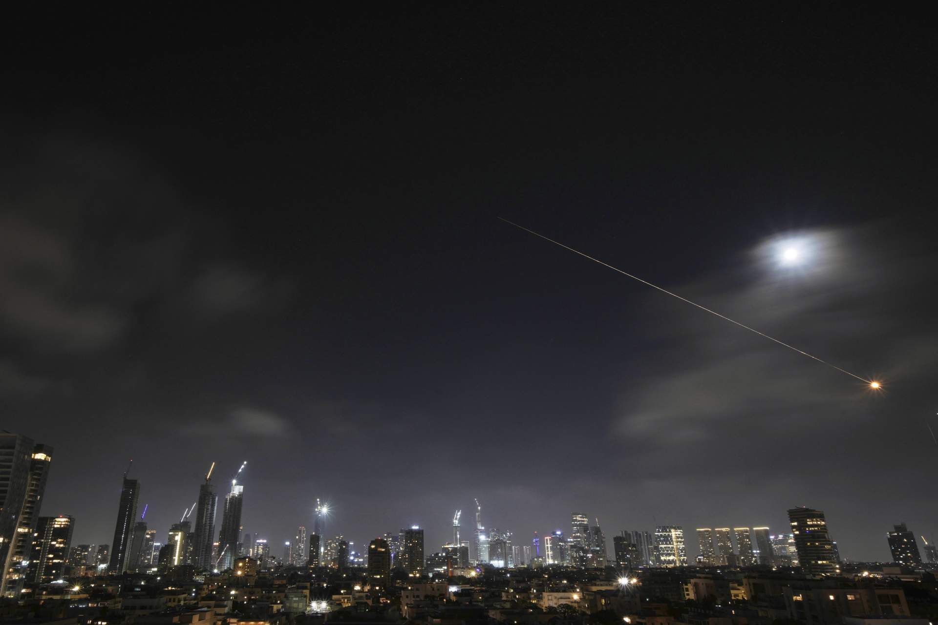 Projectile streaks through the sky over central Israel during Iranian missile attack, June 7, 2026