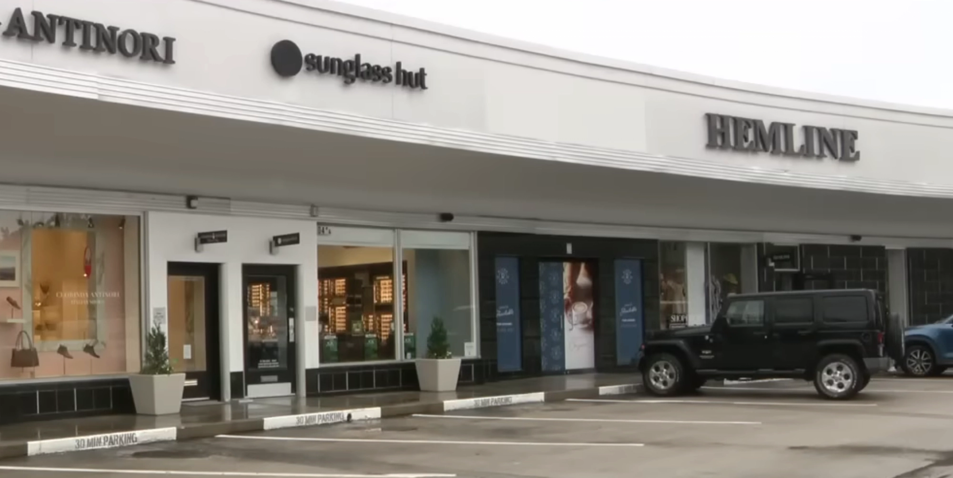 Sunglasses Hut in shopping center where Harvey Eugene Murphy Jr. was arrested.