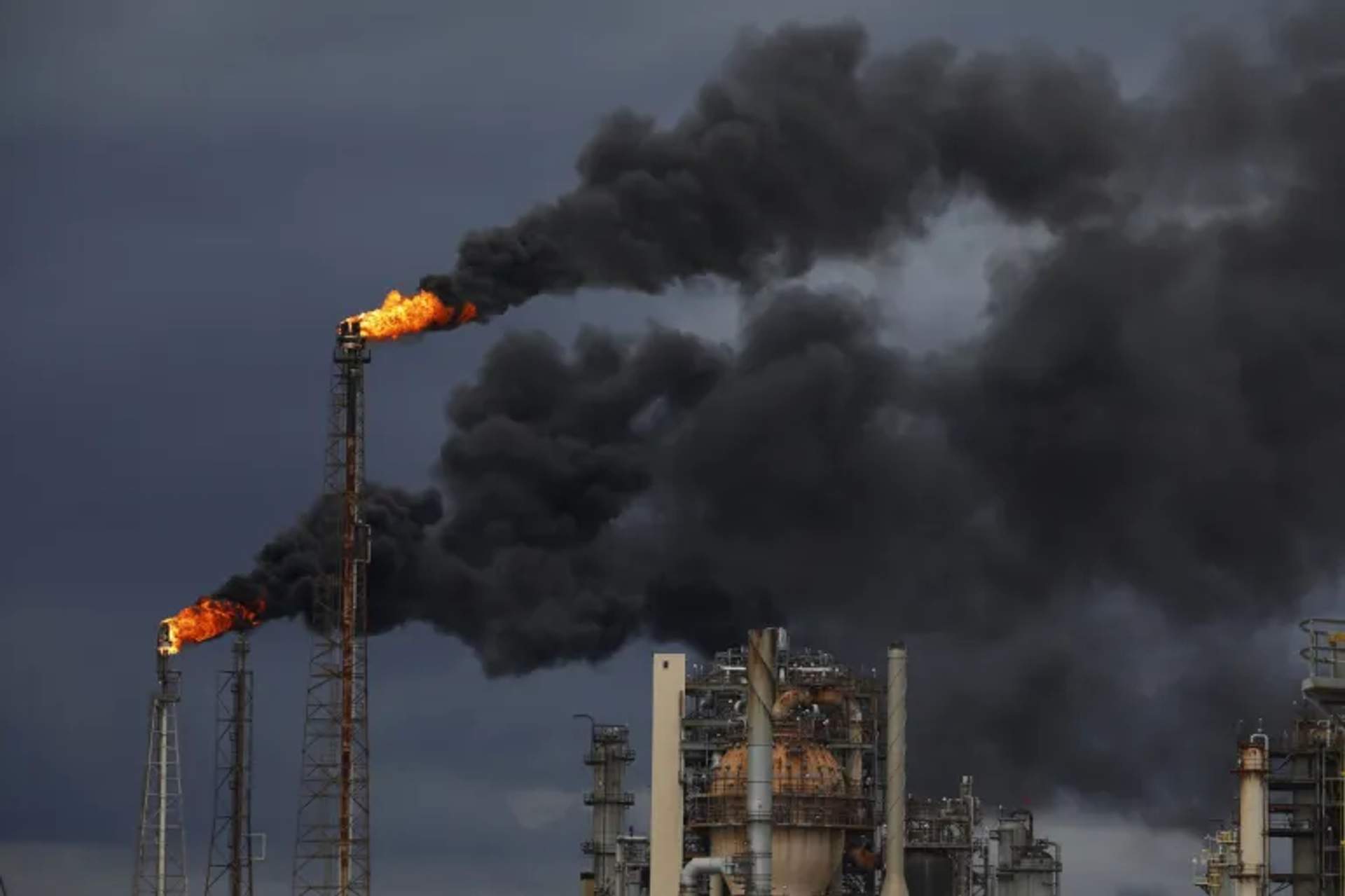 Oil & Gas plant emiting large amounts of smog