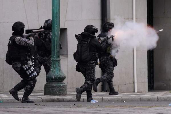 Bolivian riot police fire tear gas at anti-government protesters in La Paz, May 2026