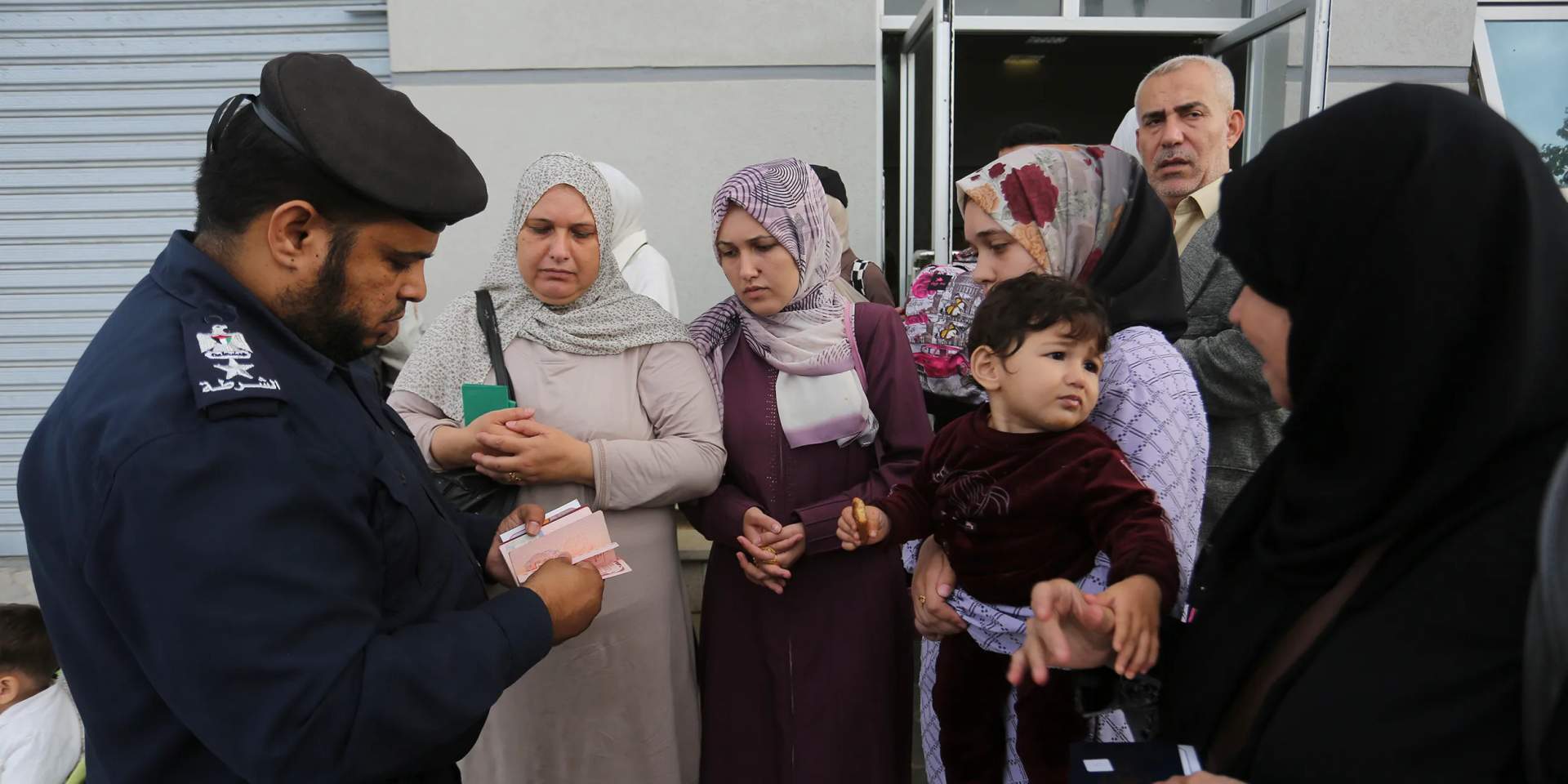 Palestinians arrive at the border crossing to Egypt [Rafah, Gaza Strip - Nov. 13, 2023]