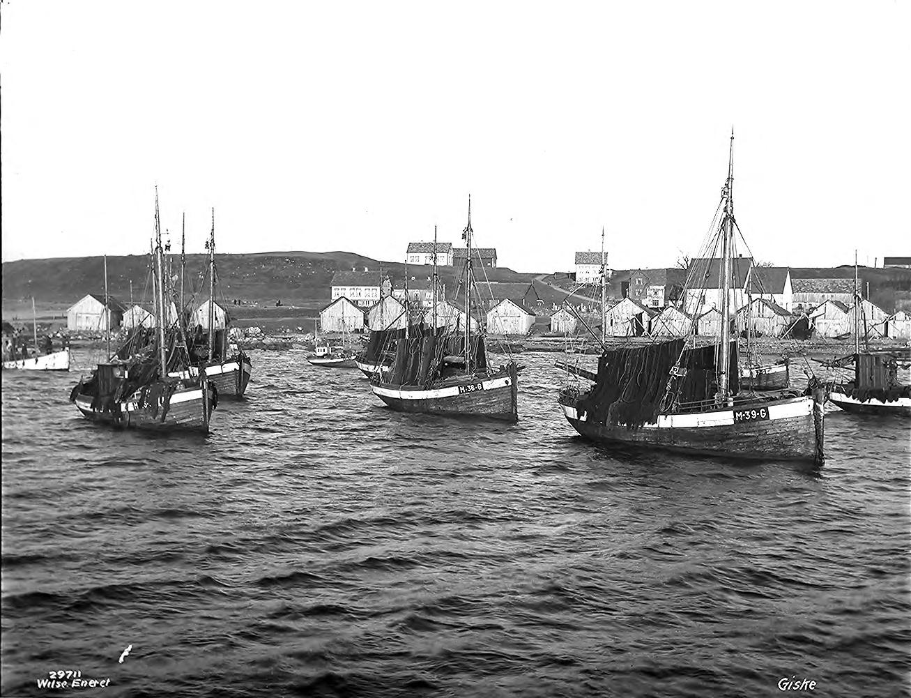 Historisk foto frå hamn i Giske