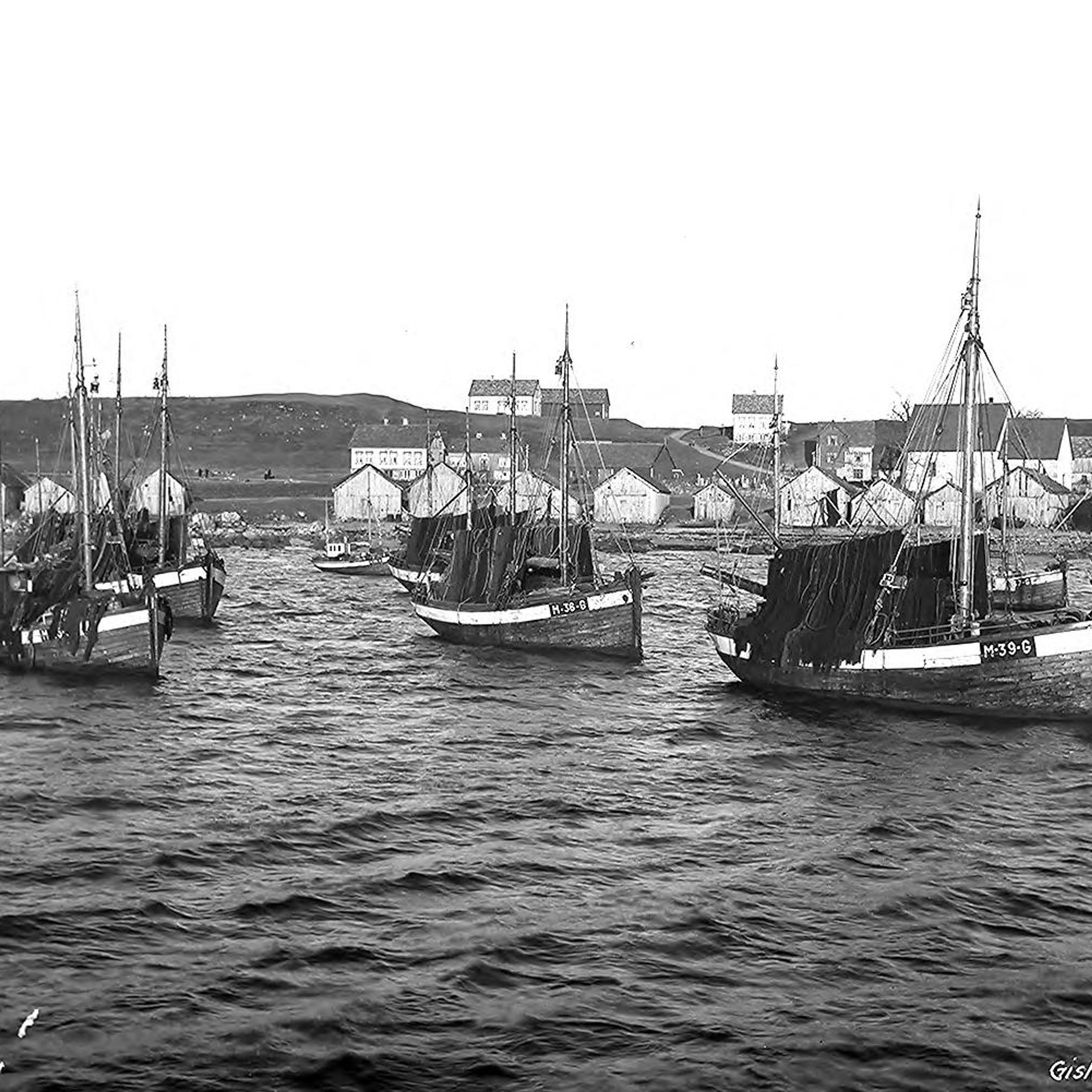 Historisk foto frå hamn i Giske