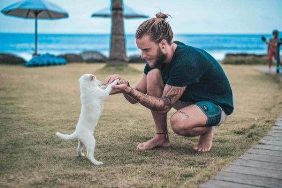 How to Dress like a Surfer? 12 Tips to Get Started