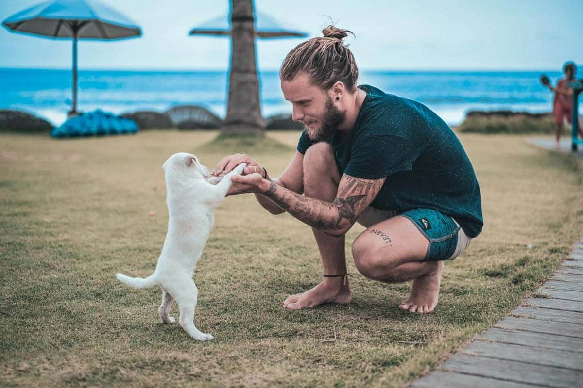 How to Dress like a Surfer? 12 Tips to Get Started