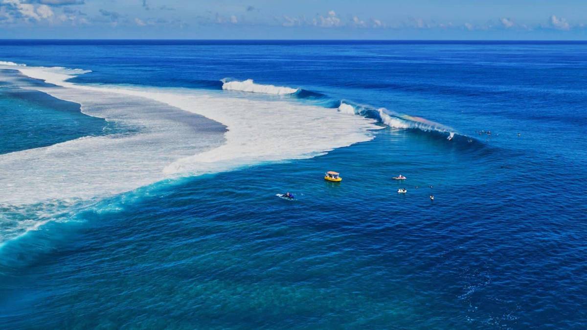 An image of teahupoo wave tahiti