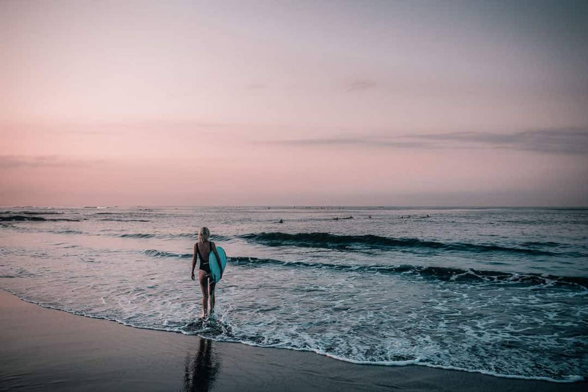 How to Dress like a Surfer? 12 Tips to Get Started