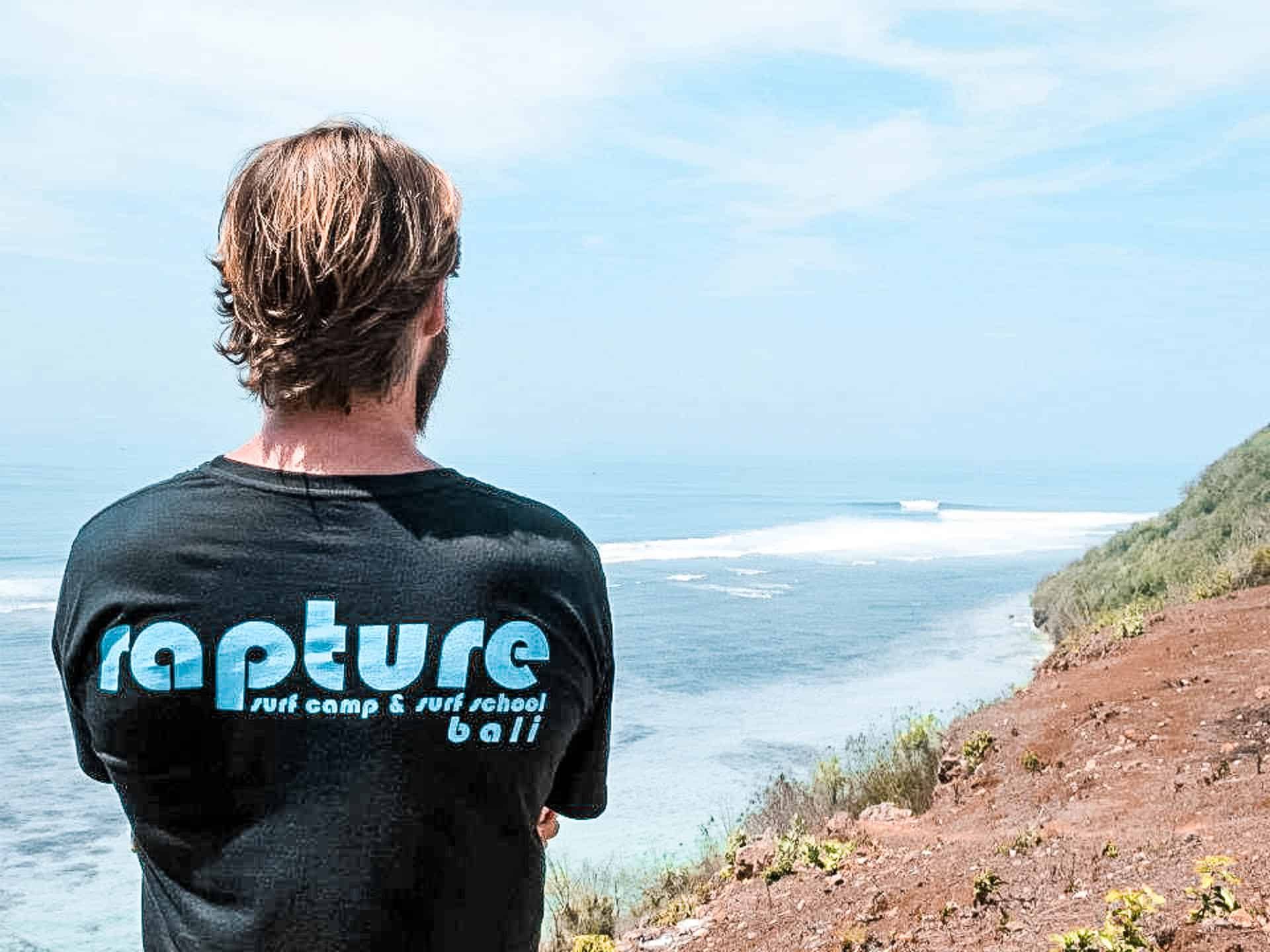 Soll ich ein Surfcamp oder eine Surfschule buchen?