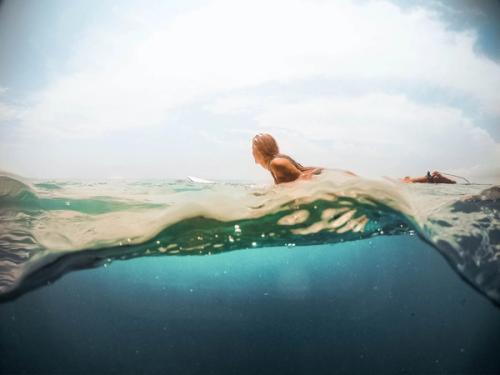 Wichiges Wissen und Tipps zum Surfen Lernen für Anfänger