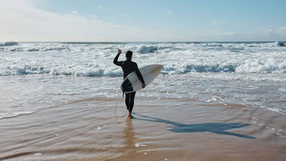 Learning to Surf: A Beginners Guide to Surfing Mastery