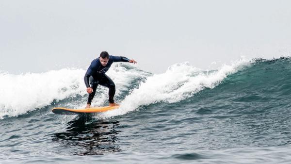 Eine Schritt für Schritt-Anleitung, wie man auf einem Surfbrett aufsteht