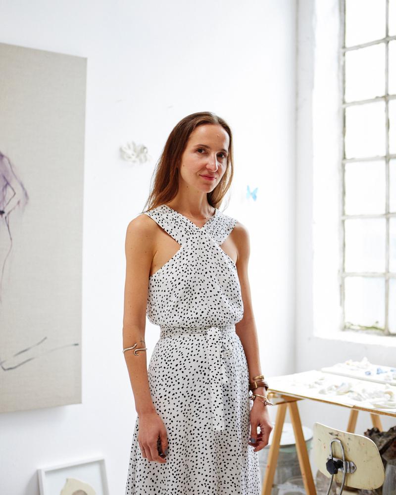 Portrait der Künstlerin Magda Krawcewicz in ihrem Atelier