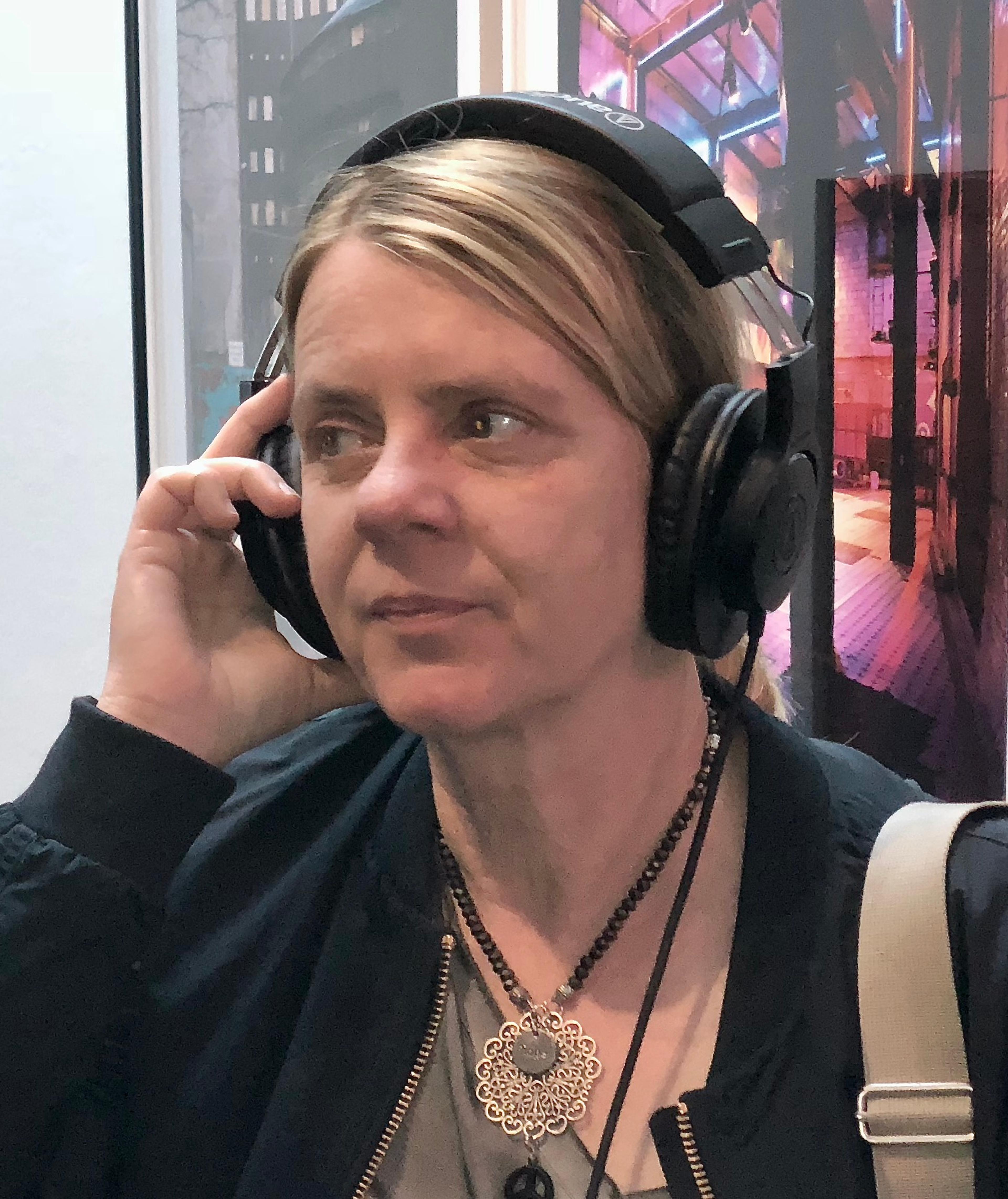 Portrait von Birgit Klerch mit Kopfhörern