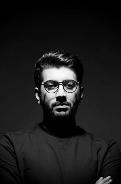 Portraitfoto von Farzin Foroutan in schwarz-weiß