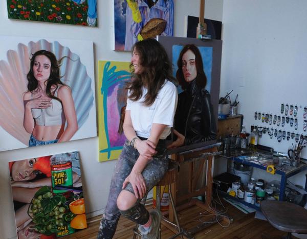 Portraitfoto der Künstlerin Roxanne Sauriol in ihrem Atelier