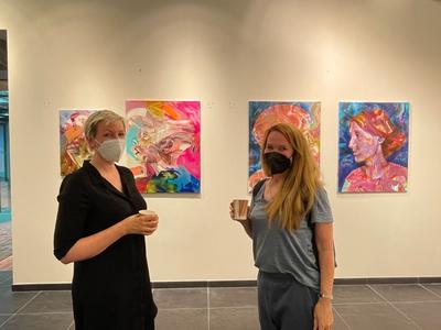 Claudia Mächler und eine Besucherin in der MeetFrida Pop-Up Gallery