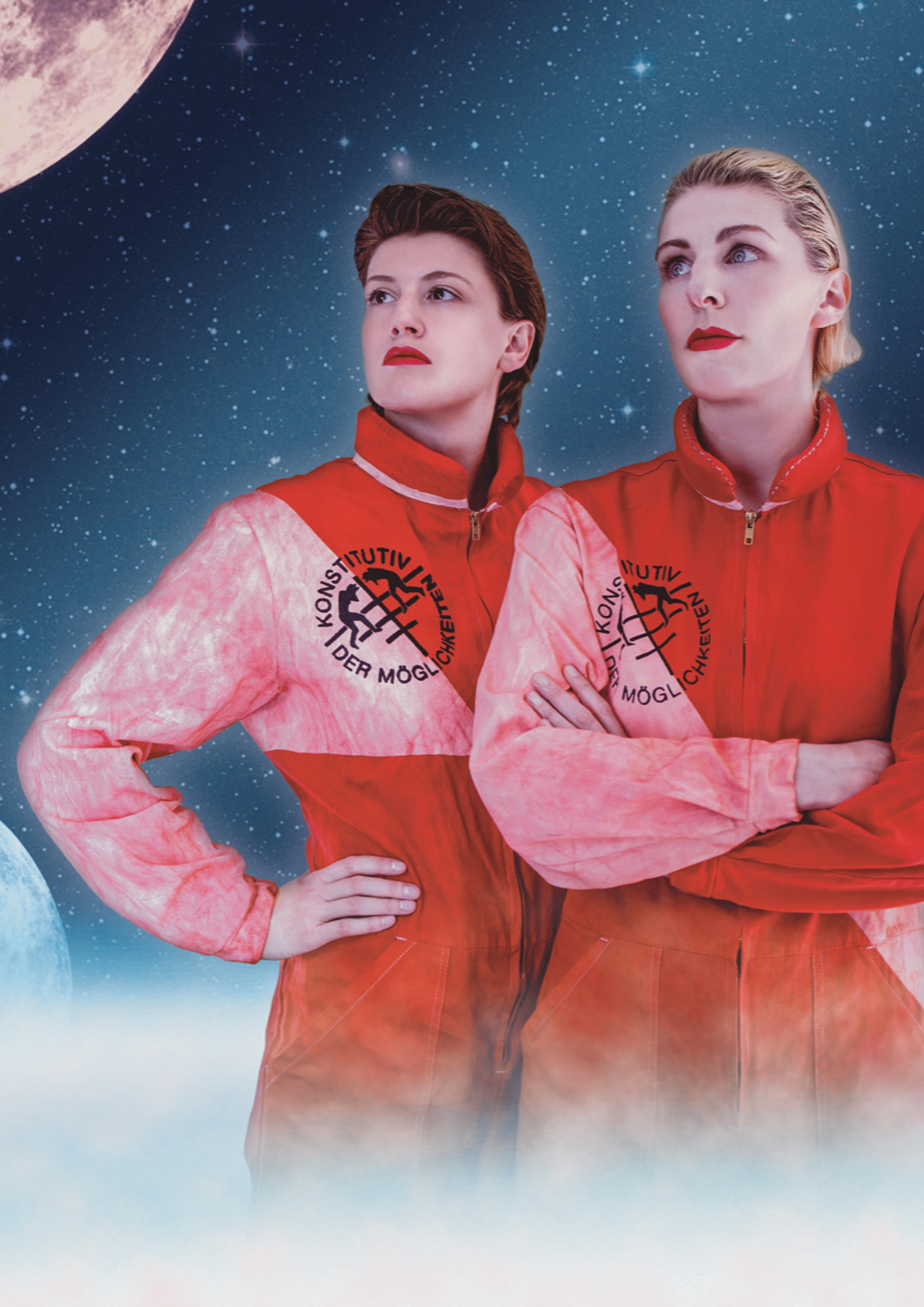 Portraitfoto von konstitutiv der Möglichkeiten, zwei Frauen im Astronautenanzug vor einem Sternenhimmel und Mond