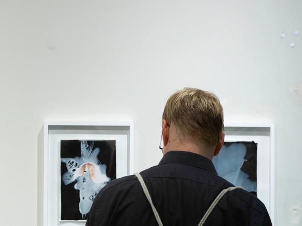 Besucher vor Werken der Künstlerin Magda Krawcewicz
