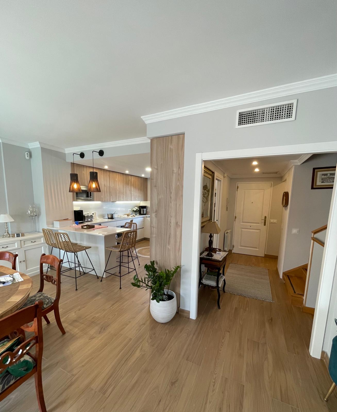 Cocina y salón unidos en un espacio abierto